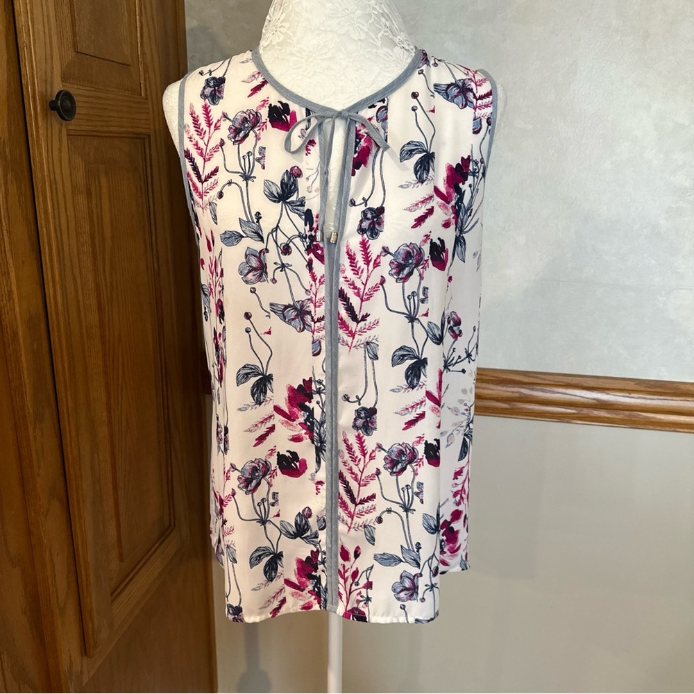 Ivanka Trump Womens Meduim Floral V-Neck Sleeveless Beautiful Spring Top
